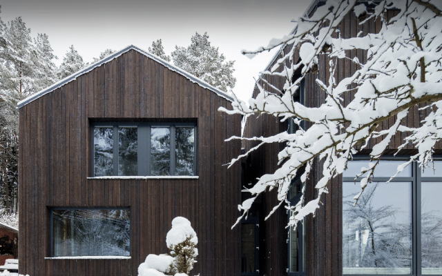 Cabin in the snow with charred timber cladding - PermaChar treatment - charred level: dusk