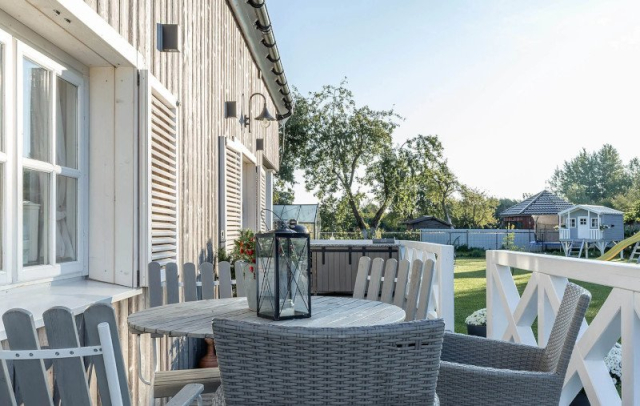 Home with Ice White cladding